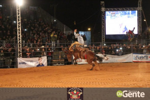Veja os clicks da terceira noite do Dourados Rodeio Festival