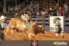 Veja os clicks da terceira noite do Dourados Rodeio Festival