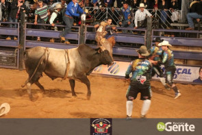 Veja os clicks da terceira noite do Dourados Rodeio Festival
