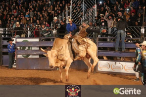 Veja os clicks da terceira noite do Dourados Rodeio Festival