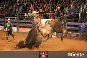 Veja os clicks da terceira noite do Dourados Rodeio Festival
