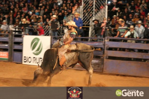 Veja os clicks da terceira noite do Dourados Rodeio Festival