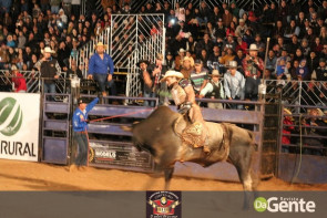 Veja os clicks da terceira noite do Dourados Rodeio Festival
