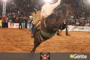 Veja os clicks da terceira noite do Dourados Rodeio Festival