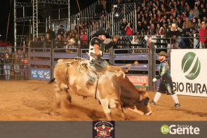 Veja os clicks da terceira noite do Dourados Rodeio Festival