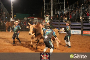 Veja os clicks da terceira noite do Dourados Rodeio Festival