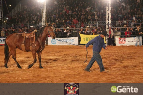 Veja os clicks da terceira noite do Dourados Rodeio Festival