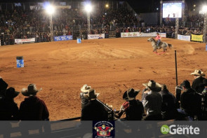 Veja os clicks da terceira noite do Dourados Rodeio Festival