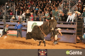 Veja os clicks da terceira noite do Dourados Rodeio Festival