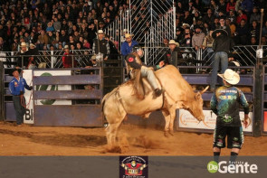 Veja os clicks da terceira noite do Dourados Rodeio Festival