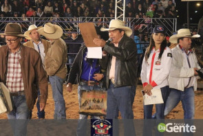 Veja os clicks da terceira noite do Dourados Rodeio Festival