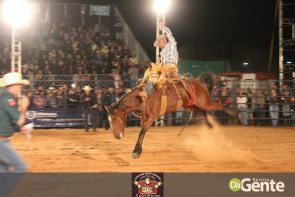 Veja os clicks da terceira noite do Dourados Rodeio Festival
