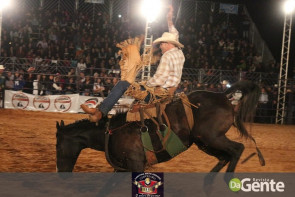Veja os clicks da terceira noite do Dourados Rodeio Festival