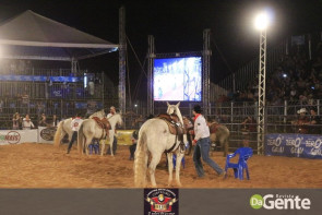 Veja os clicks da última  noite do Dourados Rodeio Festival