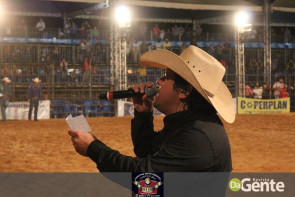 Veja os clicks da última  noite do Dourados Rodeio Festival