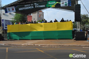 Desfile militar emociona e marca feriado da independência em Dourados