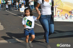 Desfile militar emociona e marca feriado da independência em Dourados