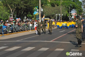 Desfile militar emociona e marca feriado da independência em Dourados