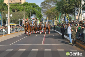 Desfile militar emociona e marca feriado da independência em Dourados
