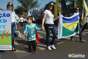 Desfile militar emociona e marca feriado da independência em Dourados