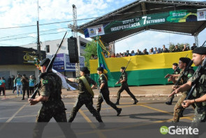 Desfile militar emociona e marca feriado da independência em Dourados