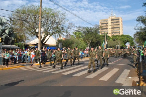 Desfile militar emociona e marca feriado da independência em Dourados