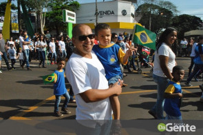 Desfile militar emociona e marca feriado da independência em Dourados