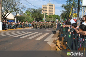 Desfile militar emociona e marca feriado da independência em Dourados