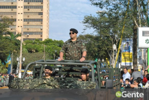 Desfile militar emociona e marca feriado da independência em Dourados