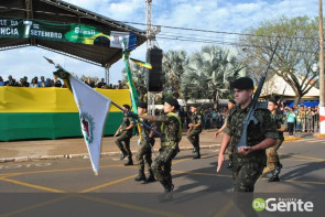 Desfile militar emociona e marca feriado da independência em Dourados