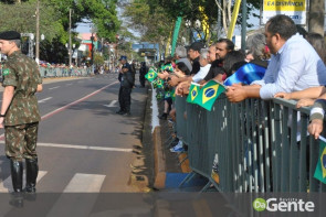 Desfile militar emociona e marca feriado da independência em Dourados