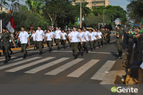 Desfile militar emociona e marca feriado da independência em Dourados