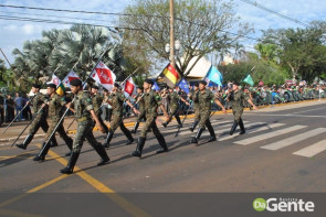 Desfile militar emociona e marca feriado da independência em Dourados