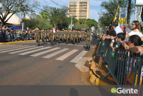 Desfile militar emociona e marca feriado da independência em Dourados