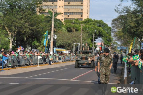 Desfile militar emociona e marca feriado da independência em Dourados
