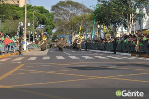 Desfile militar emociona e marca feriado da independência em Dourados