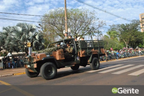Desfile militar emociona e marca feriado da independência em Dourados