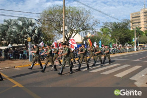 Desfile militar emociona e marca feriado da independência em Dourados