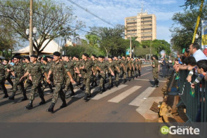 Desfile militar emociona e marca feriado da independência em Dourados