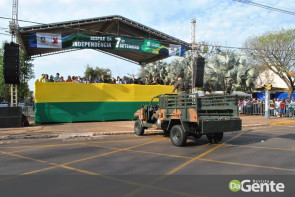 Desfile militar emociona e marca feriado da independência em Dourados