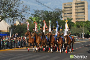 Desfile militar emociona e marca feriado da independência em Dourados
