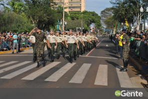 Desfile militar emociona e marca feriado da independência em Dourados