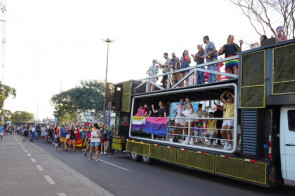 Parada LGBTQIA+ reúne centenas de pessoas por mais respeito à diversidade