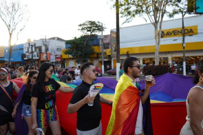 Parada LGBTQIA+ reúne centenas de pessoas por mais respeito à diversidade