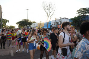 Parada LGBTQIA+ reúne centenas de pessoas por mais respeito à diversidade