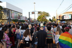 Parada LGBTQIA+ reúne centenas de pessoas por mais respeito à diversidade