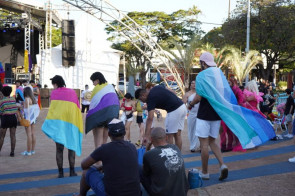 Parada LGBTQIA+ reúne centenas de pessoas por mais respeito à diversidade