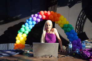 Parada LGBTQIA+ reúne centenas de pessoas por mais respeito à diversidade