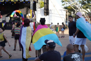 Parada LGBTQIA+ reúne centenas de pessoas por mais respeito à diversidade
