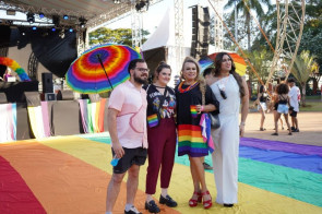 Parada LGBTQIA+ reúne centenas de pessoas por mais respeito à diversidade